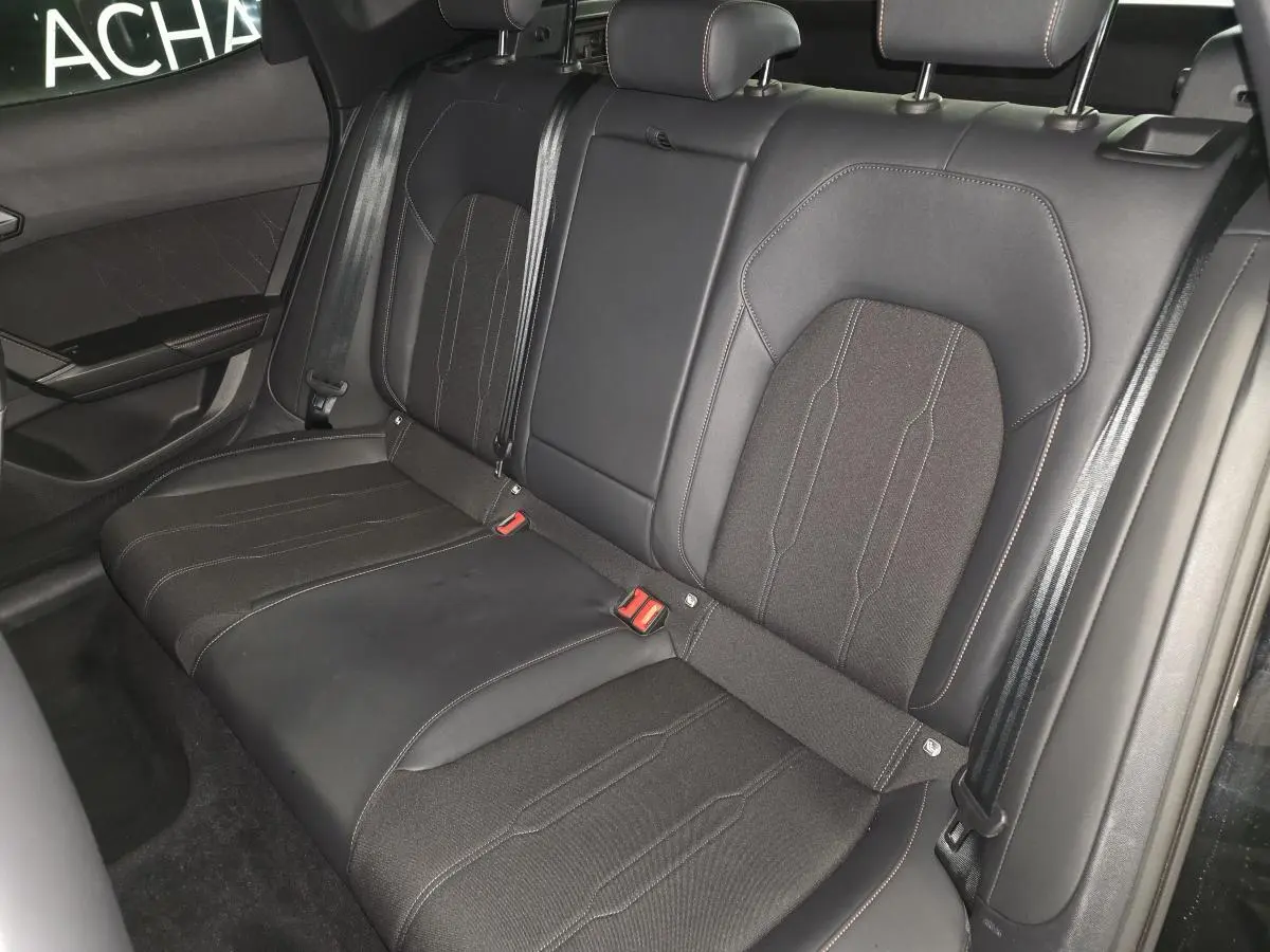 Vue intérieure de la banquette arrière noire en tissu et cuir du CUPRA Formentor 2025, avec surpiqûres contrastantes.