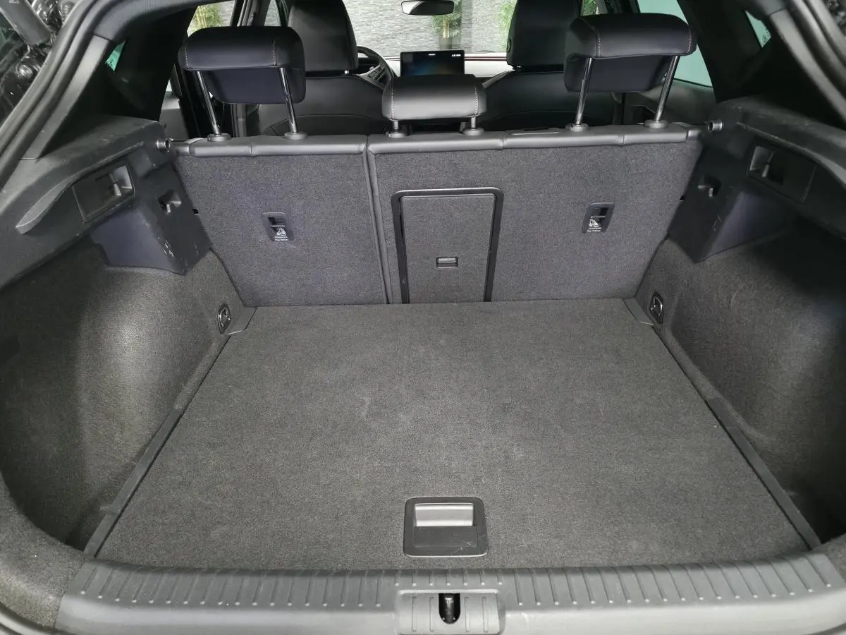 Vue intérieure du coffre noir du CUPRA Formentor 2.0 TDI 2025 avec banquette arrière rabattable et trappe à skis.