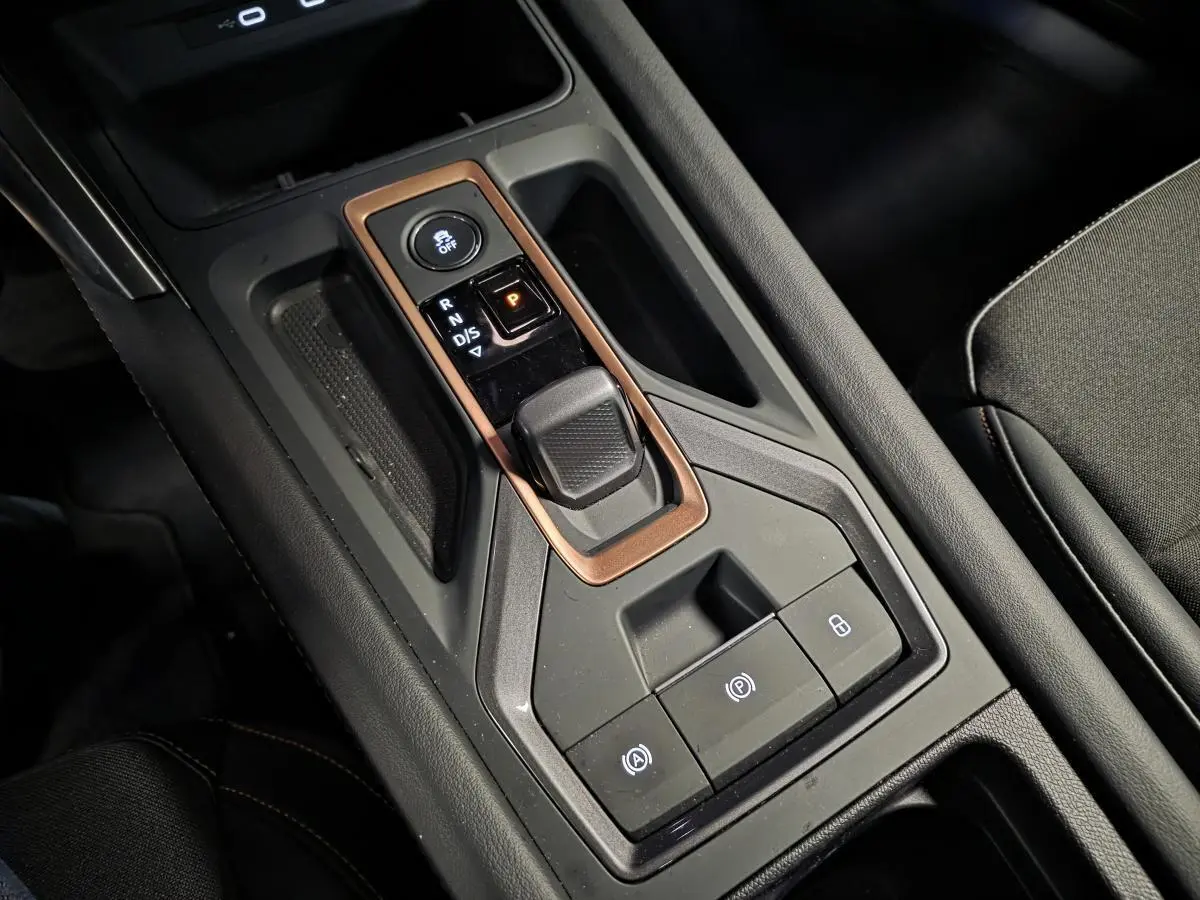 Gros plan sur la console centrale noire du CUPRA Formentor 2025 avec levier de vitesse automatique et cadre cuivré.