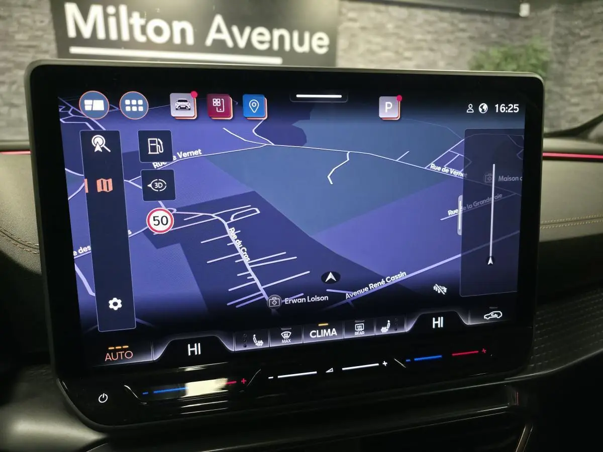 Écran tactile du système de navigation 3D du CUPRA Formentor 2025, affichage carte en intérieur noir.