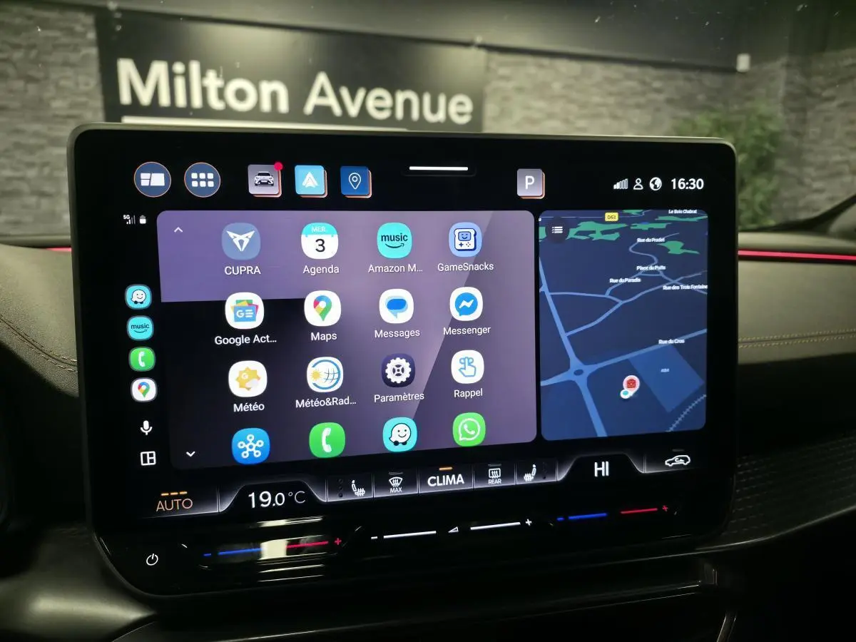 Écran tactile HD 12,9'' du CUPRA Formentor 2025 affichant navigation et applications, intérieur noir avec surpiqûres cuivrées.