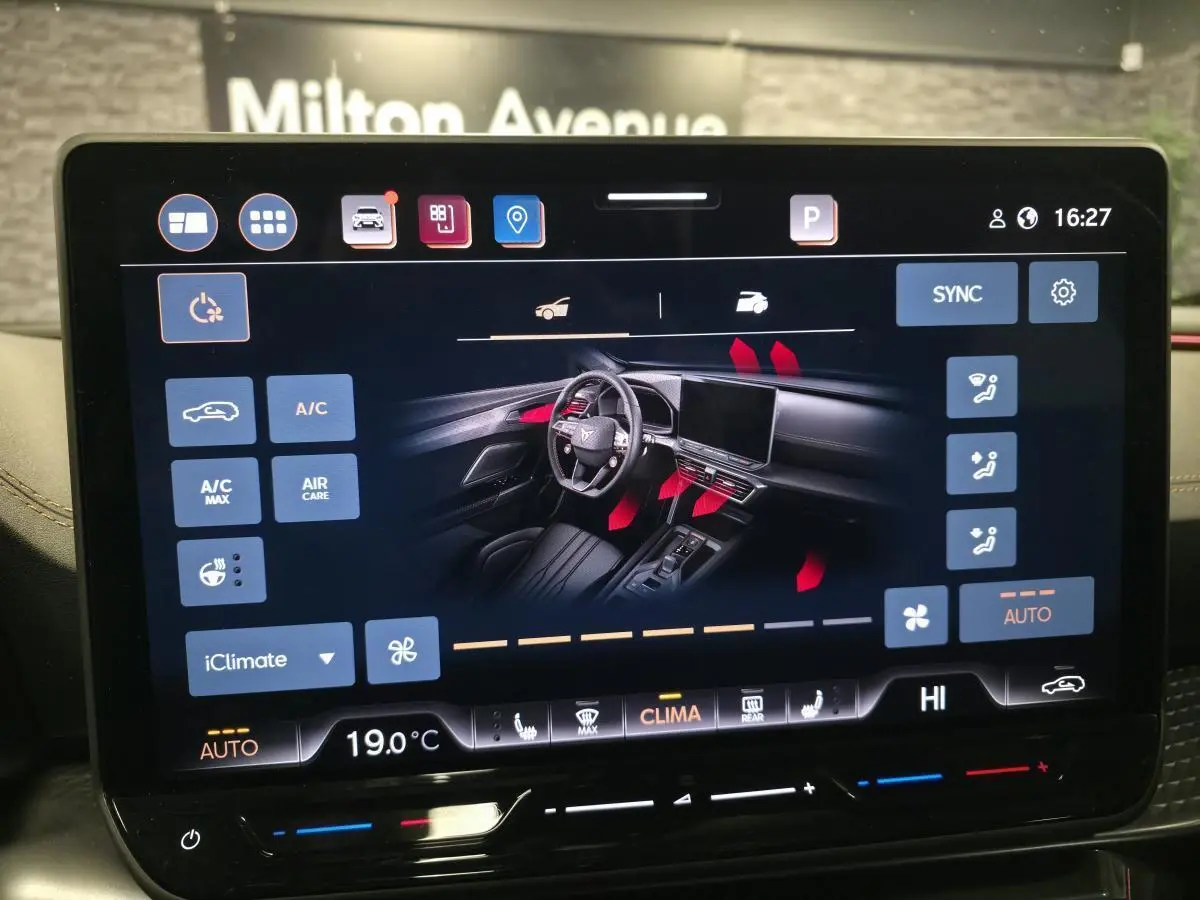 Écran tactile intérieur affichant la climatisation et l’habitacle noir du CUPRA Formentor 2025 en vue de face.