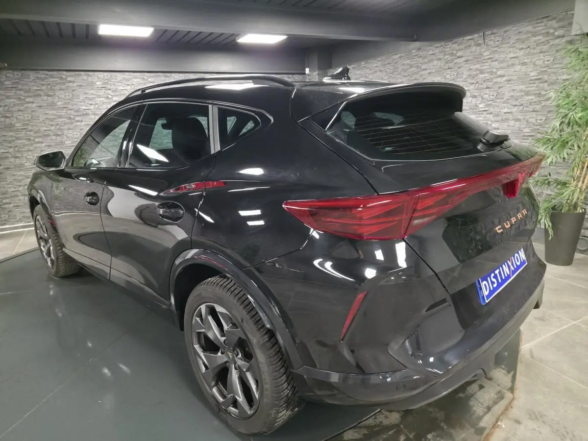 Vue 3/4 arrière droite du CUPRA Formentor noir avec jantes alliage et feux arrière en bandeau lumineux Tri-LED.