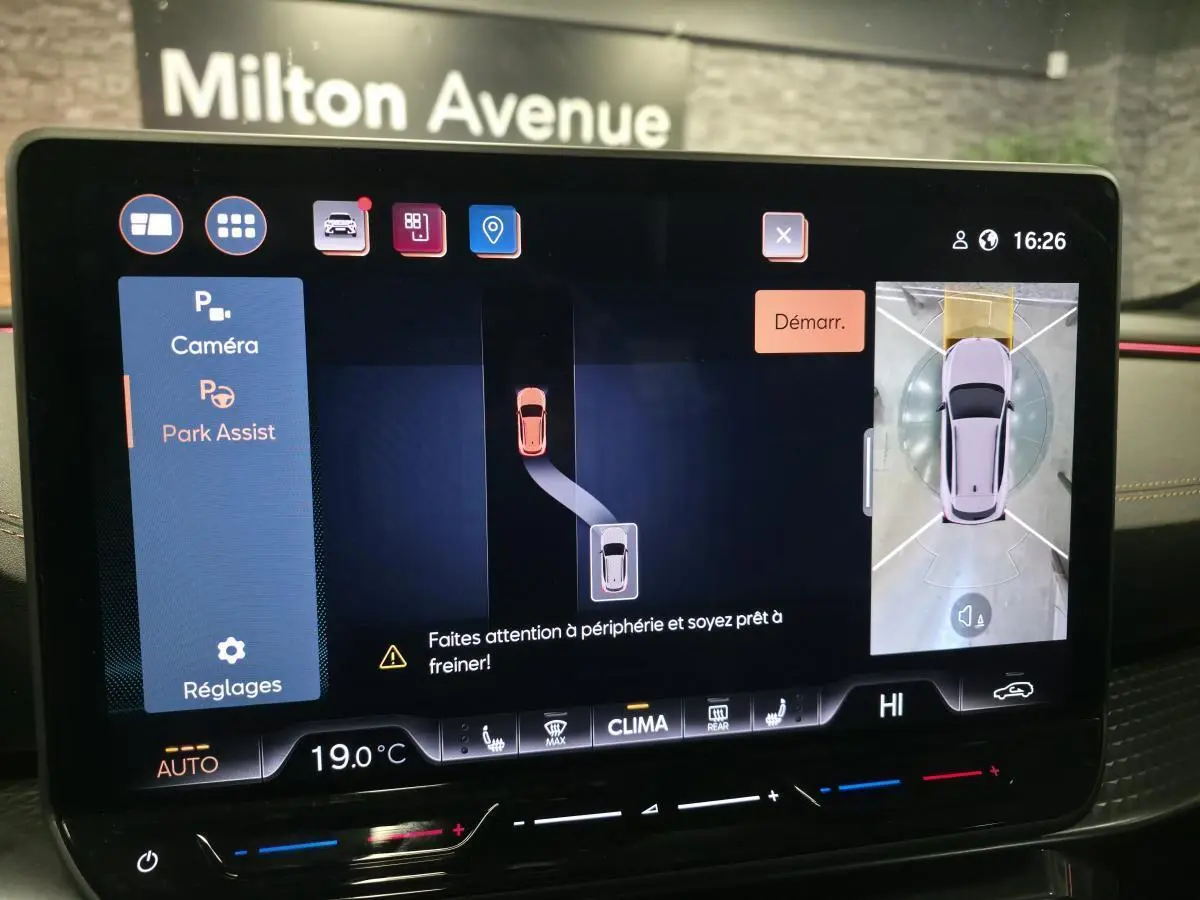 Écran tactile intérieur du CUPRA Formentor 2025 affichant l'assistance au stationnement avec vue 360° et réglage climatique.