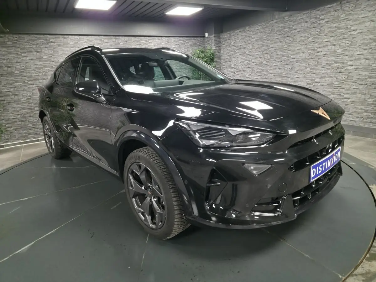 Vue 3/4 avant droite d'une CUPRA Formentor noire avec jantes alliage et signature lumineuse Tri-LED visible.