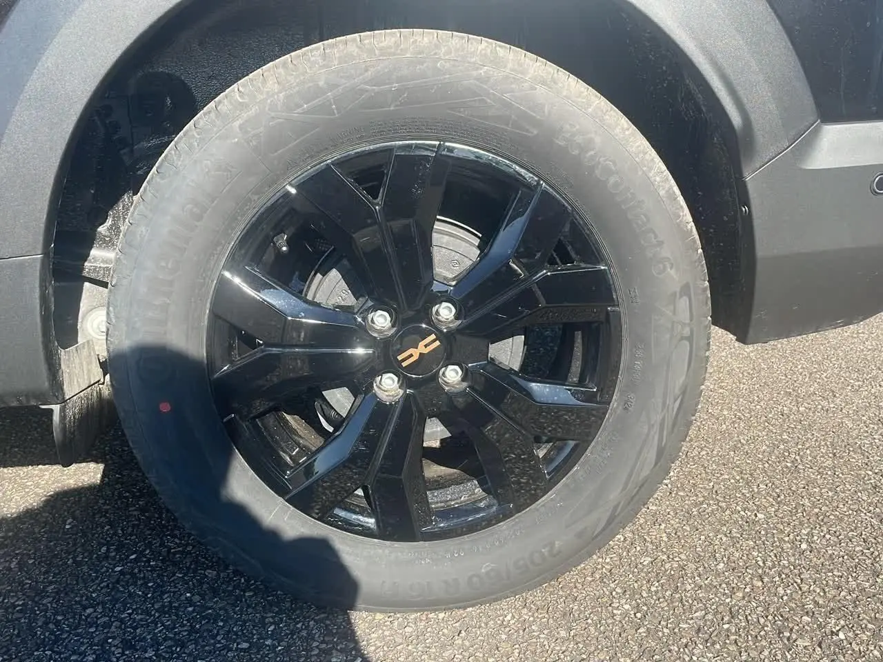 Gros plan sur la jante alu noire brillante côté avant droit du Dacia Jogger noir nacré 2024.