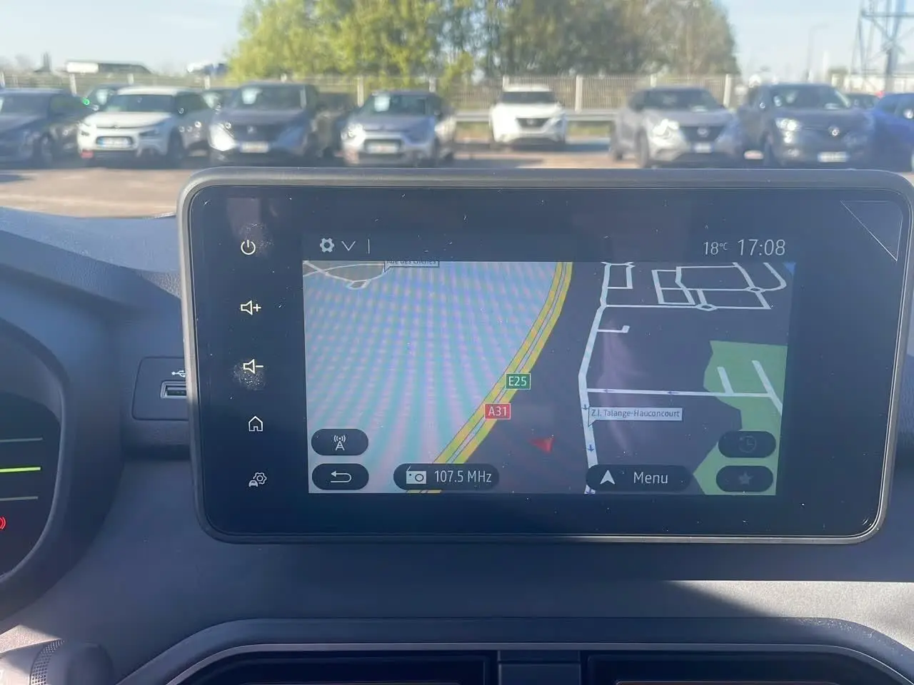 Écran tactile central du tableau de bord du Dacia Jogger 2024 affichant la navigation GPS en extérieur lumineux.
