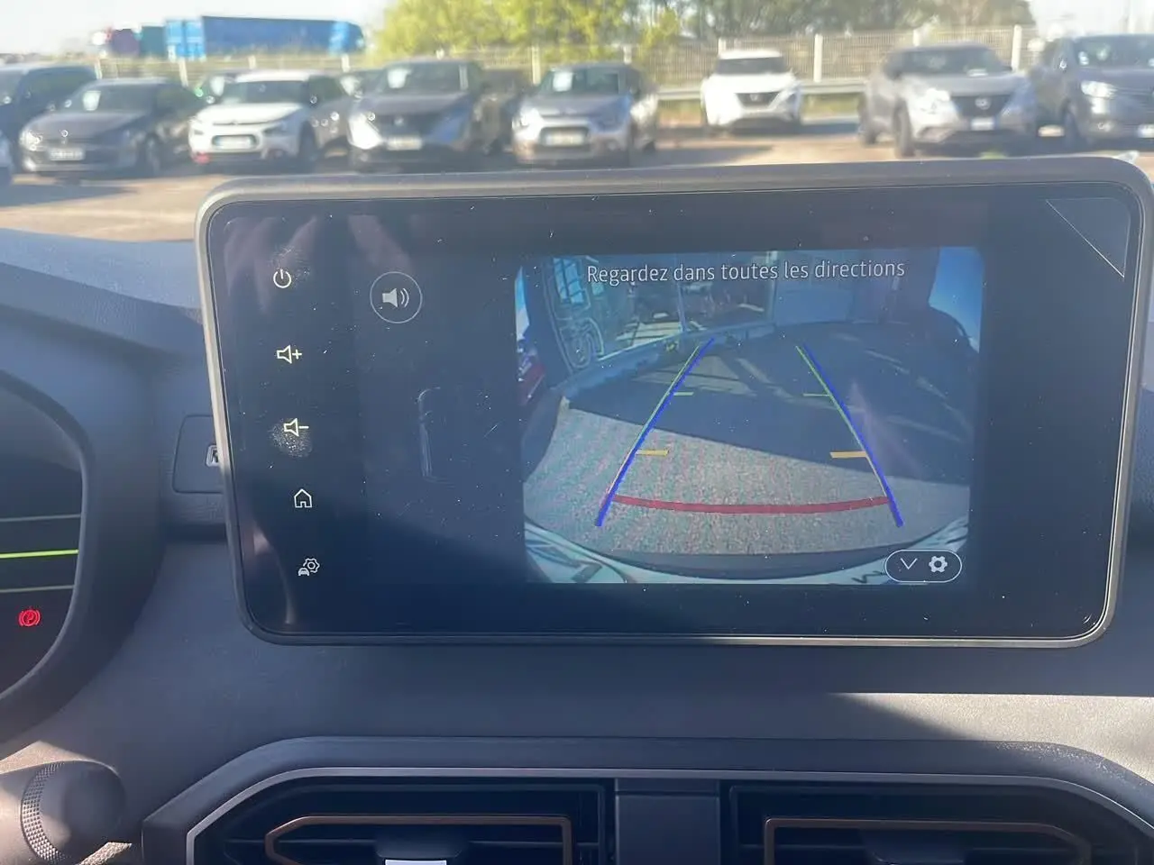 Écran tactile central montrant la caméra de recul du Dacia Jogger noir nacré, vue intérieure avant du tableau de bord.