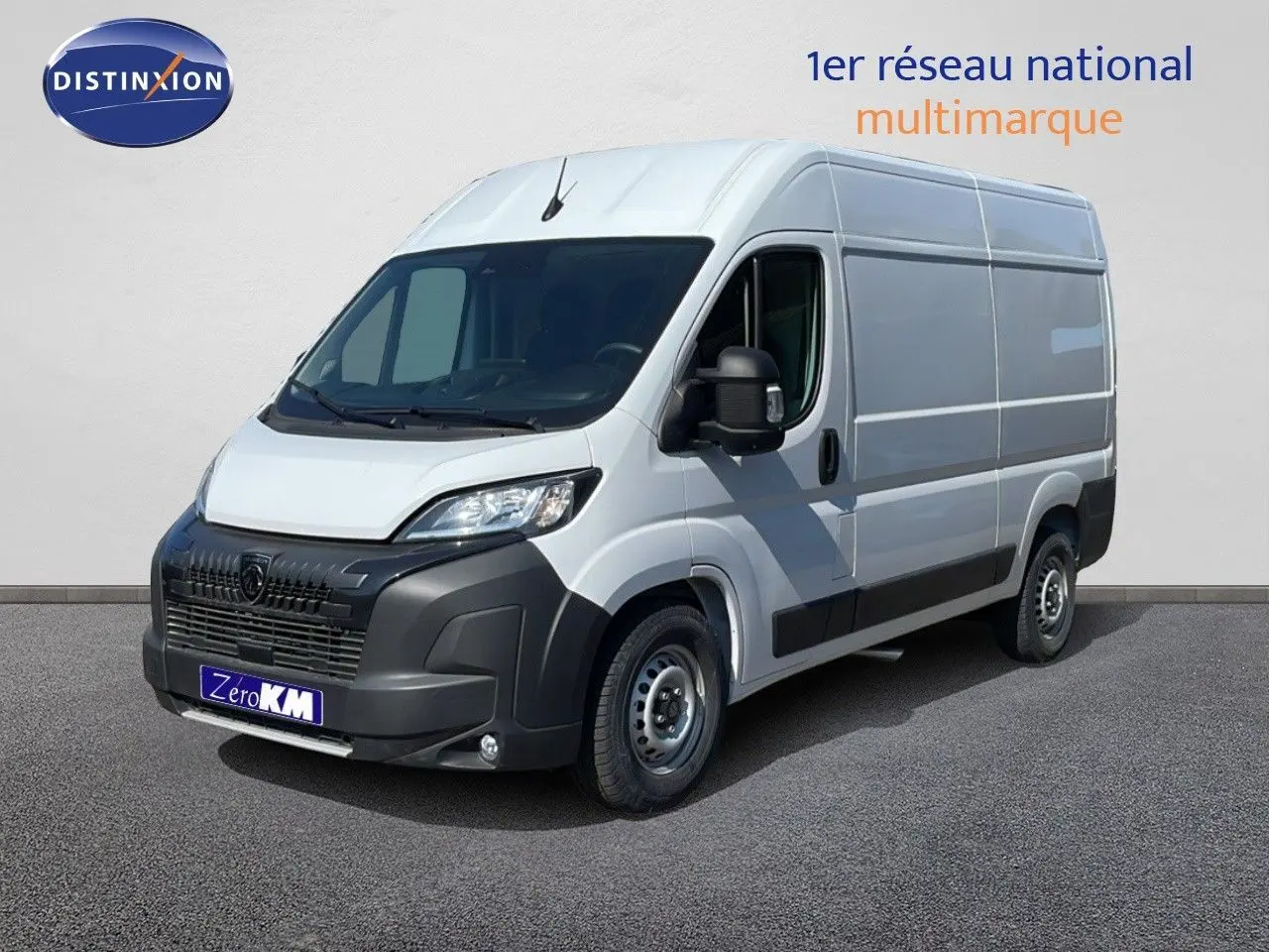 Peugeot Boxer Fourgon blanc banquise vu en 3/4 avant droit, avec pare-chocs noir et grande surface latérale lisse.