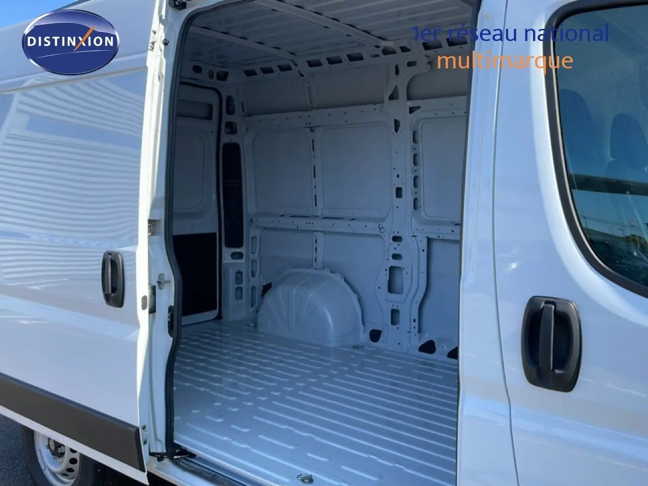Vue latérale gauche du Peugeot Boxer Fourgon blanc banquise 2025 avec porte coulissante ouverte montrant l'intérieur vide.
