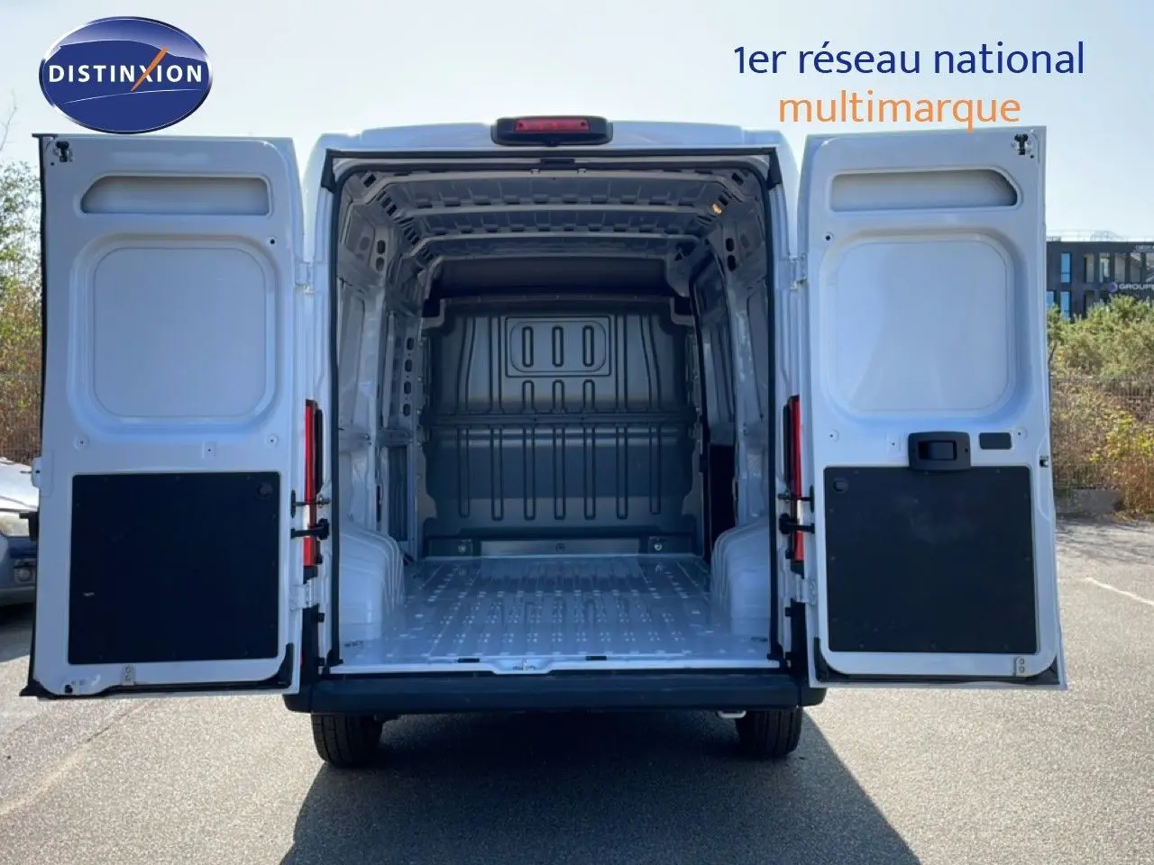 Vue arrière du Peugeot Boxer Fourgon blanc banquise 2025 avec portes ouvertes montrant la grande zone de chargement vide.