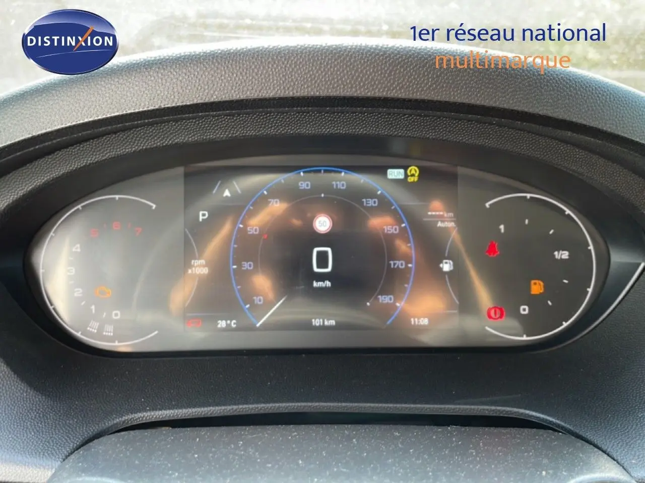 Tableau de bord numérique du Peugeot Boxer Fourgon 2025 affichant la vitesse à 0 km/h et plusieurs voyants allumés.