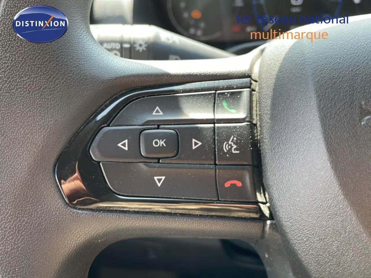 Vue rapprochée des commandes multifonctions sur le volant du Peugeot Boxer Fourgon blanc banquise 2025.