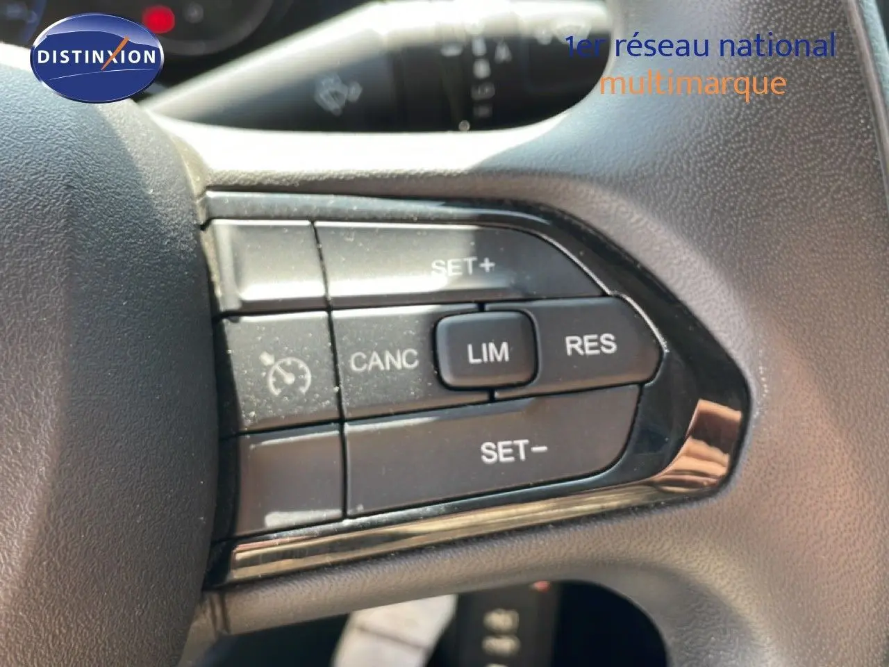 Gros plan sur les commandes de régulateur de vitesse au volant du Peugeot Boxer Fourgon blanc banquise 2025.