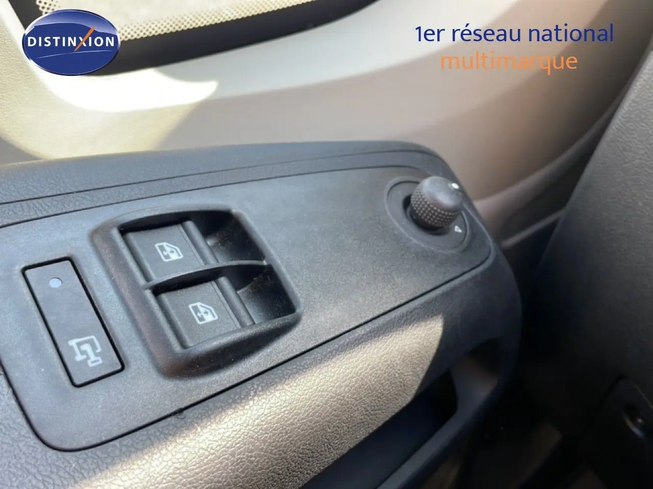 Gros plan sur les commandes des vitres électriques côté conducteur du Peugeot Boxer Fourgon blanc banquise.