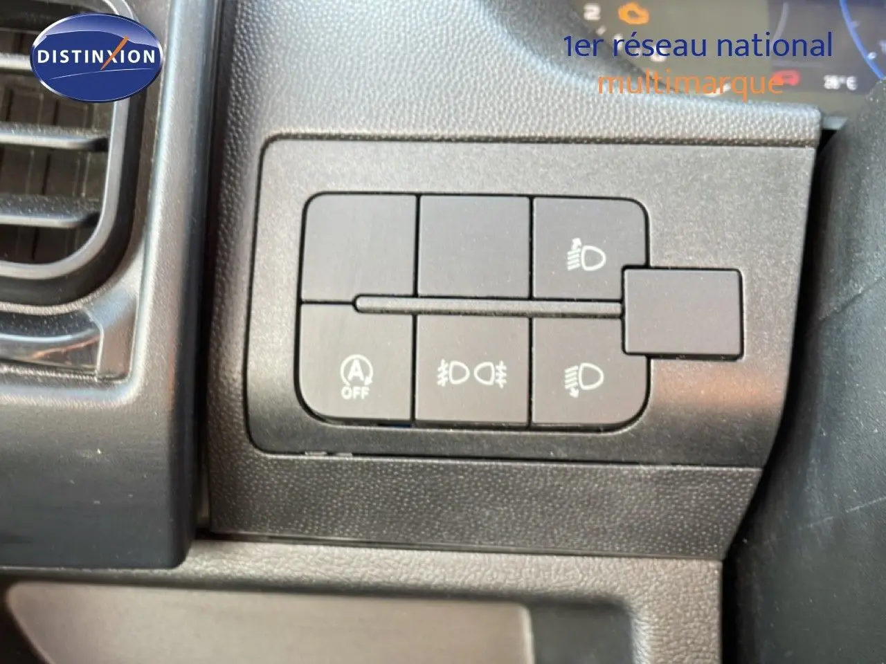 Gros plan sur les commandes d’éclairage intérieures du Peugeot Boxer Fourgon blanc, avec boutons et voyants lumineux.