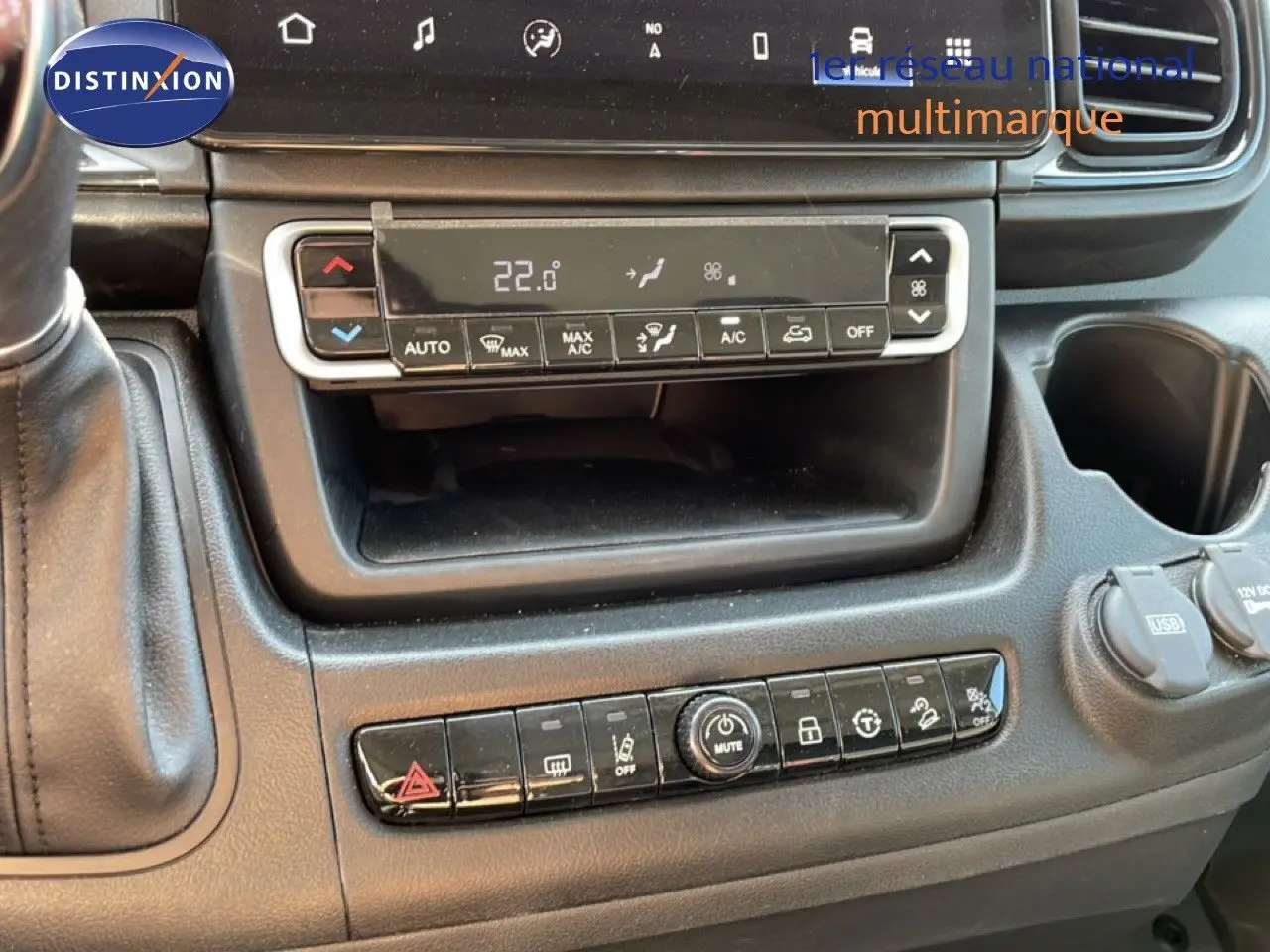 Vue rapprochée de la console centrale du Peugeot Boxer Fourgon 2025 avec commandes climatisation et ports USB visibles.