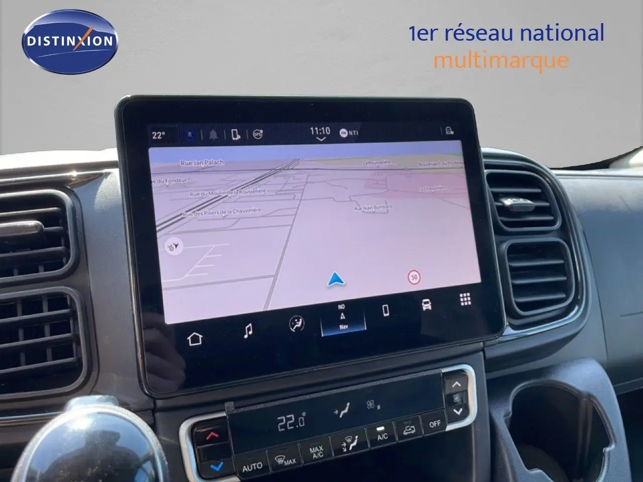 Écran tactile central du tableau de bord du Peugeot Boxer Fourgon 2025 avec navigation et commandes climatisation.