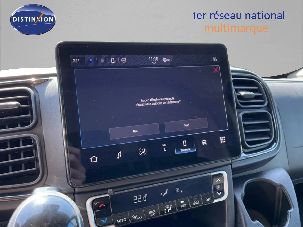 Vue rapprochée de l’écran tactile et de la console centrale du Peugeot Boxer Fourgon blanc, affichant la connectivité téléphone.