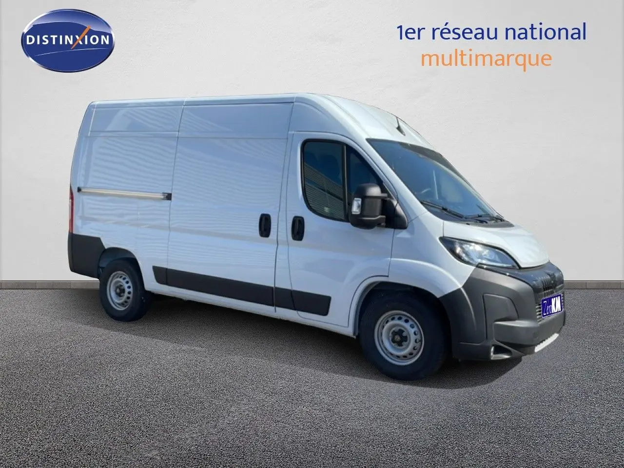 Vue de profil côté droit du Peugeot Boxer Fourgon blanc banquise avec pare-chocs noirs et roues acier.
