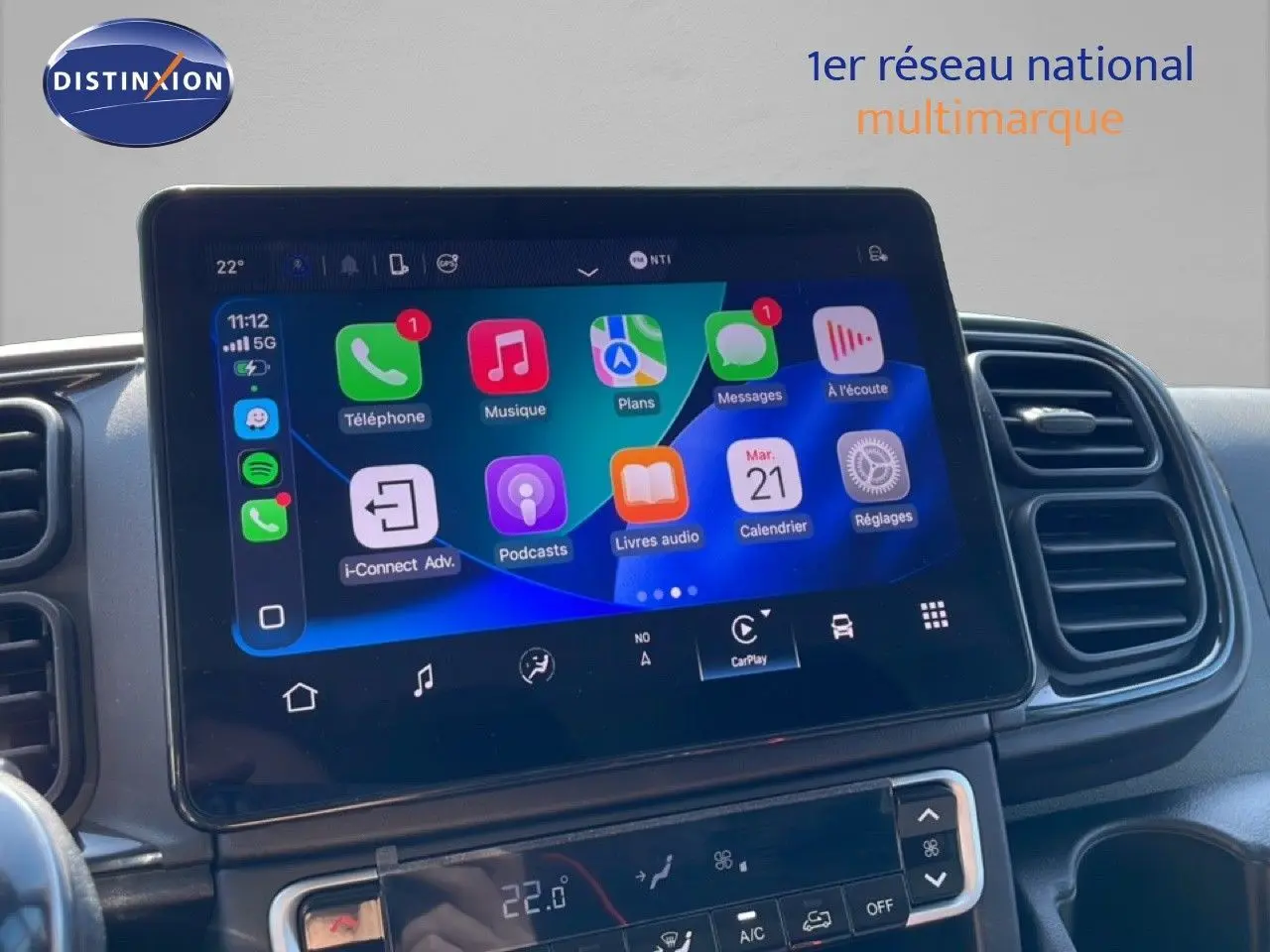 Vue intérieure centrée sur l'écran tactile multimédia du Peugeot Boxer Fourgon blanc banquise, affichant Apple CarPlay.