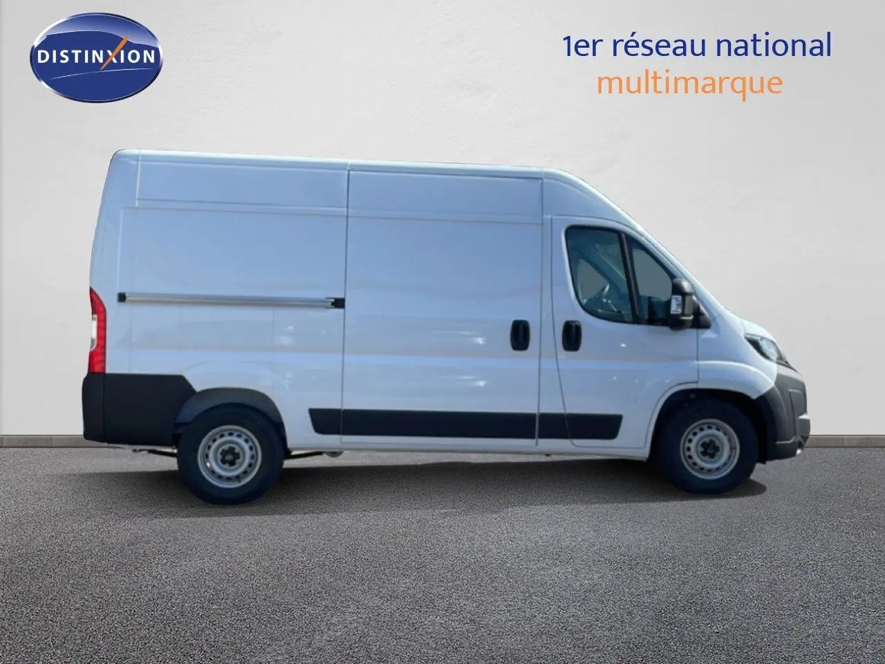 Profil droit du Peugeot Boxer Fourgon blanc banquise 2025, soulignant sa grande taille et ses portes latérales.