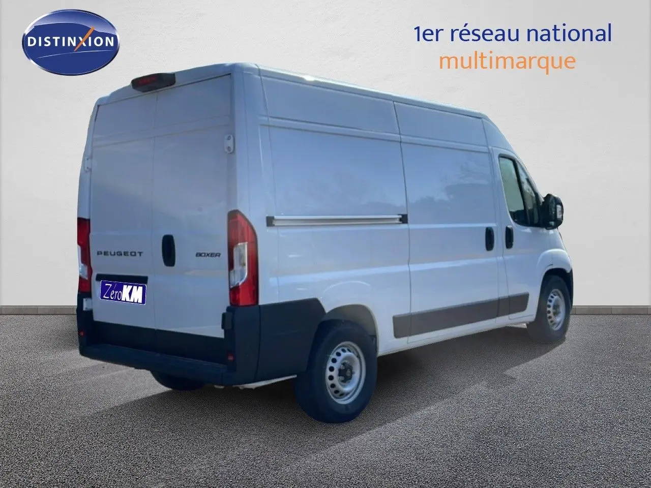 Vue 3/4 arrière droite d’un Peugeot Boxer Fourgon blanc banquise avec portes arrière fermées sur fond neutre.
