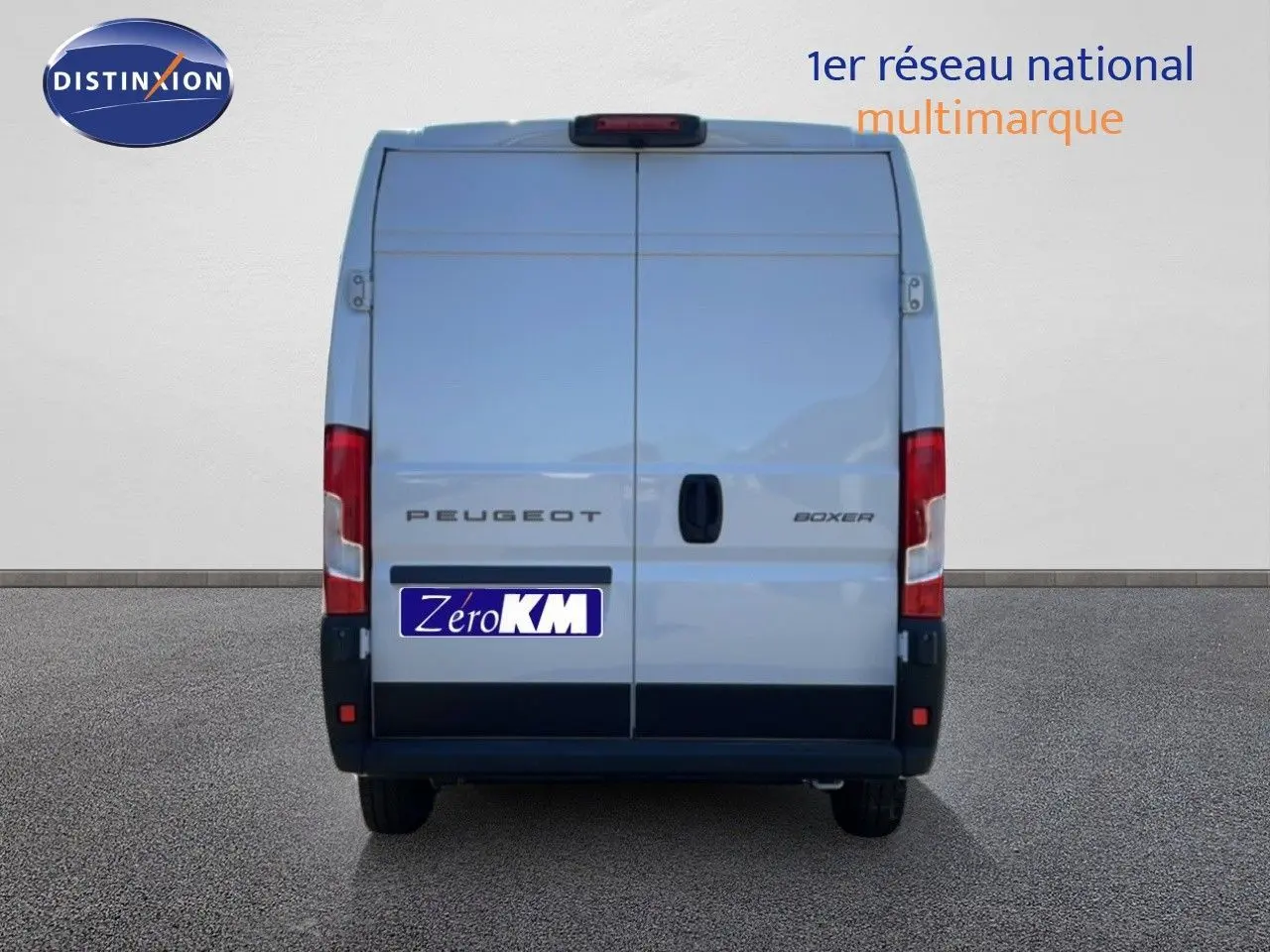 Vue arrière d’un Peugeot Boxer Fourgon blanc banquise, portes fermées, avec logo et plaque Zero KM visibles.