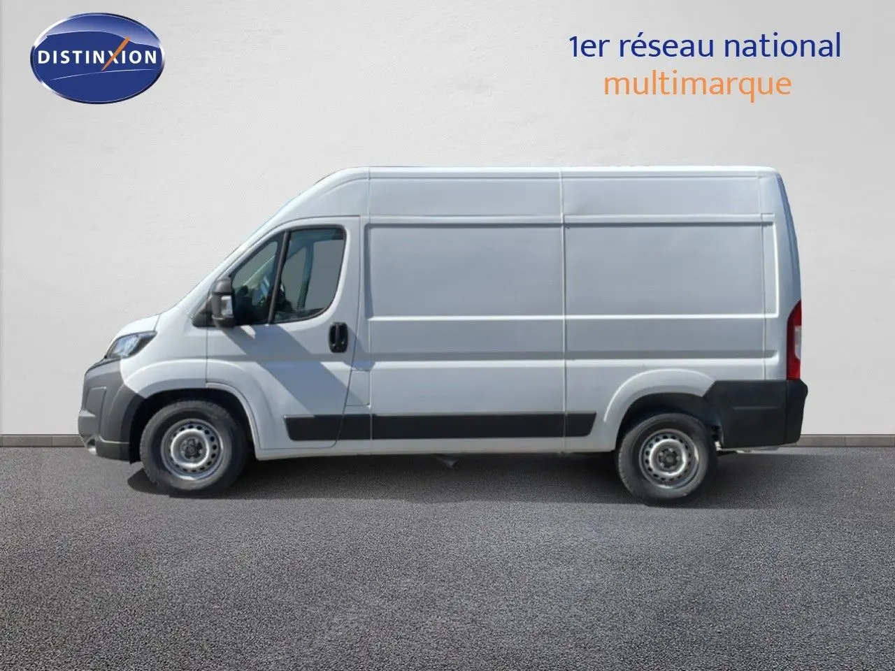 Vue de profil côté gauche du Peugeot Boxer Fourgon blanc banquise avec carrosserie longue et haute.