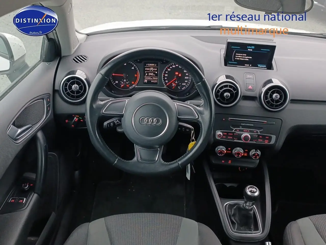 Vue intérieure de face du tableau de bord et volant cuir multifonction de l'Audi A1 1.4 TDI 90 Ultra Ambiente de 2015.