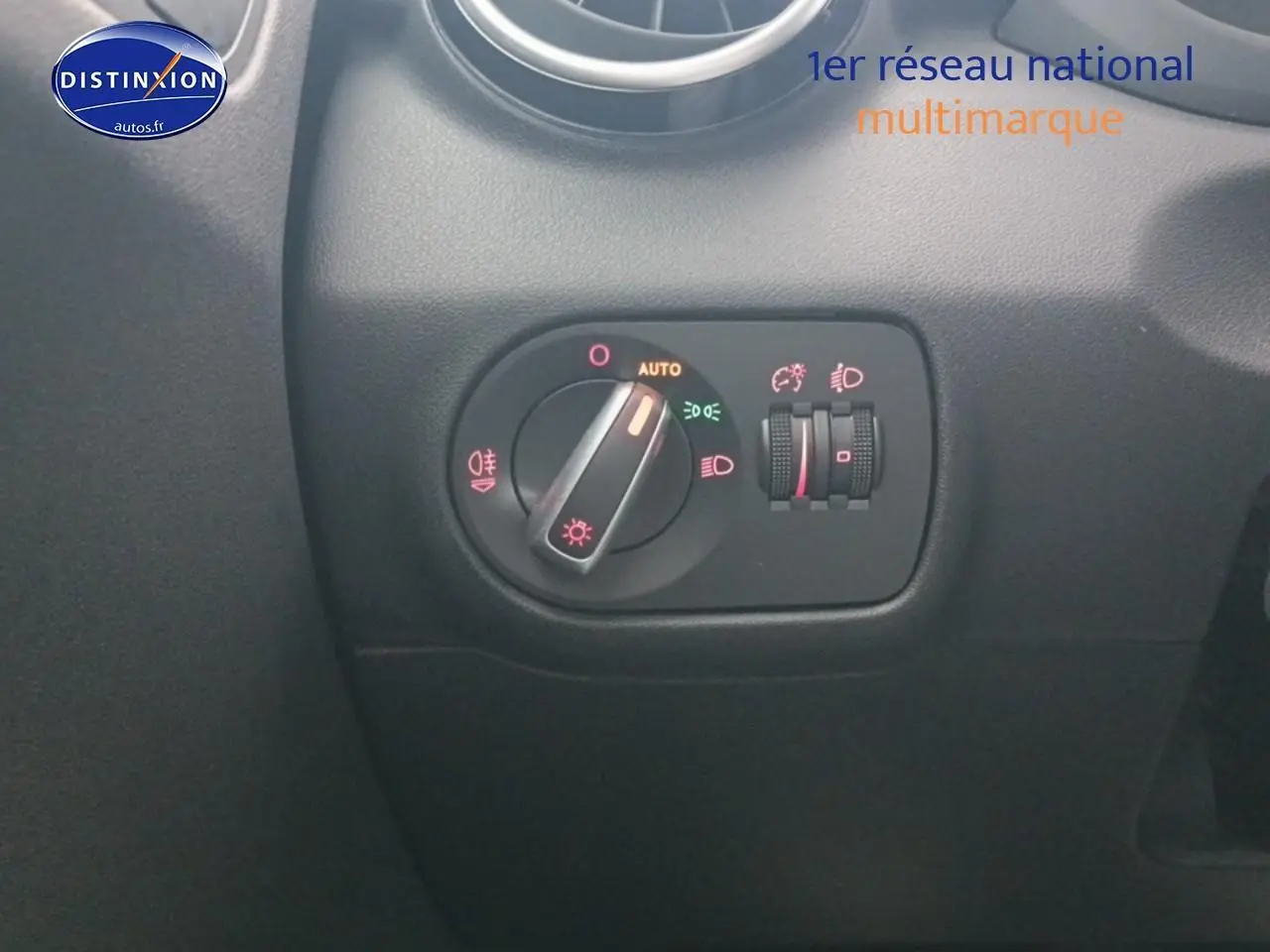 Gros plan sur le bouton de commande des phares dans l'habitacle de l'Audi A1 blanc, version 2015.