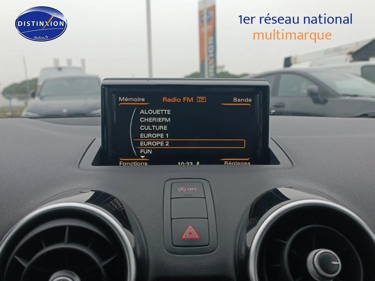 Affichage de l'écran multifonction radio FM sur le tableau de bord noir de l'Audi A1 blanc, vue intérieure frontale.