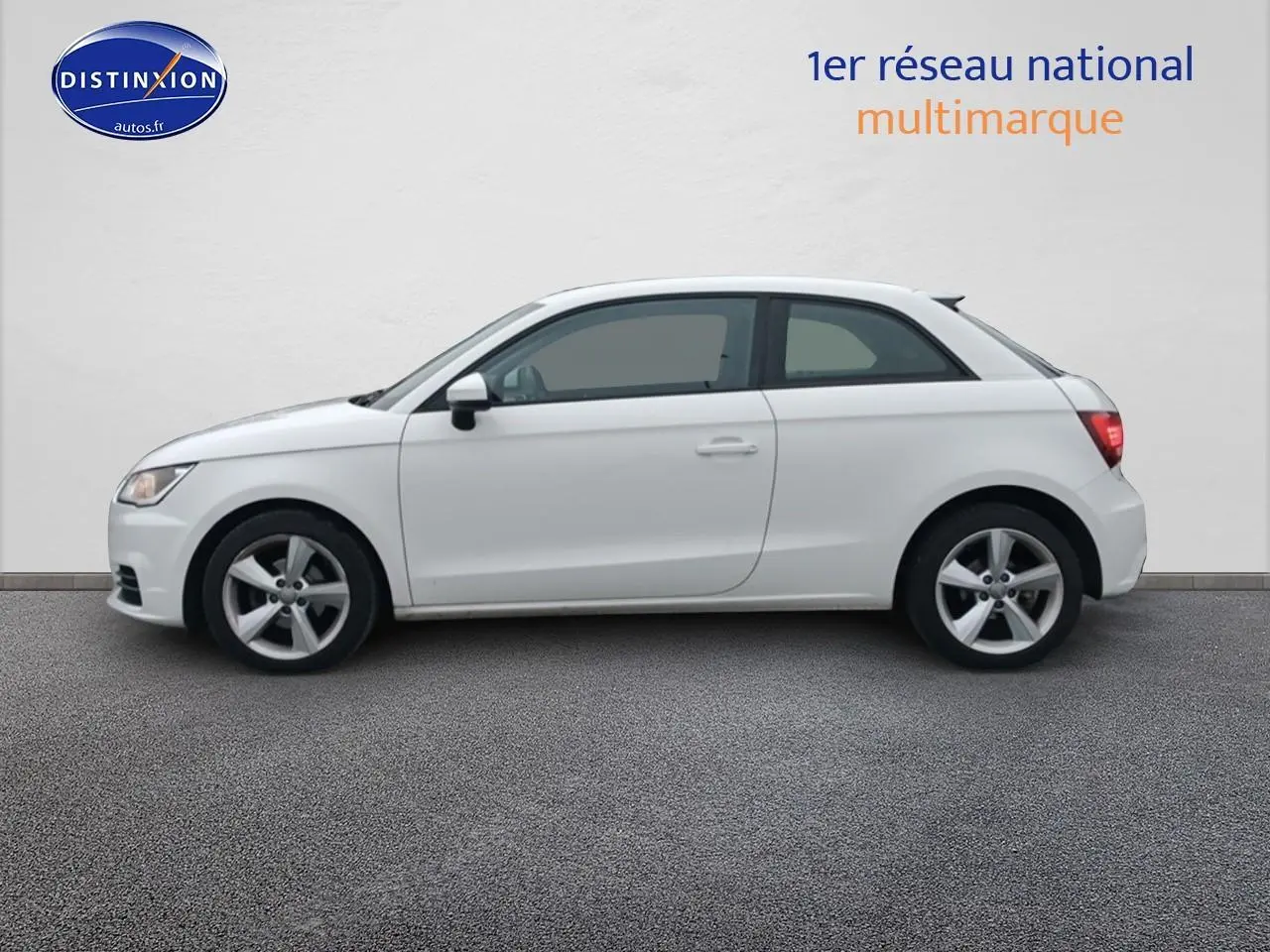 Profil côté gauche d'une Audi A1 blanche de 2015, avec jantes alu et feux arrière allumés.