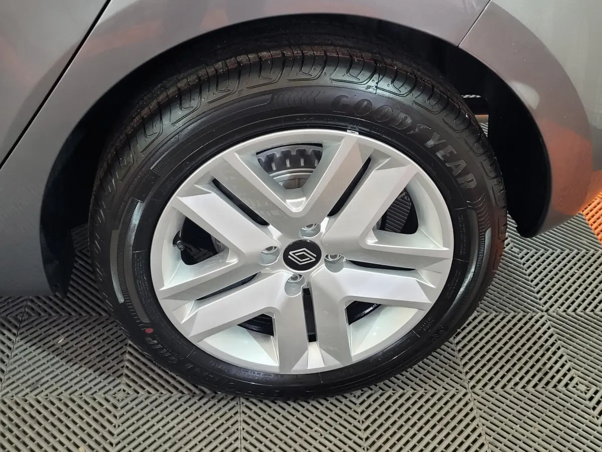 Gros plan sur la roue arrière droite de la Renault Clio gris foncé, avec jante alliage et pneu Goodyear visible.
