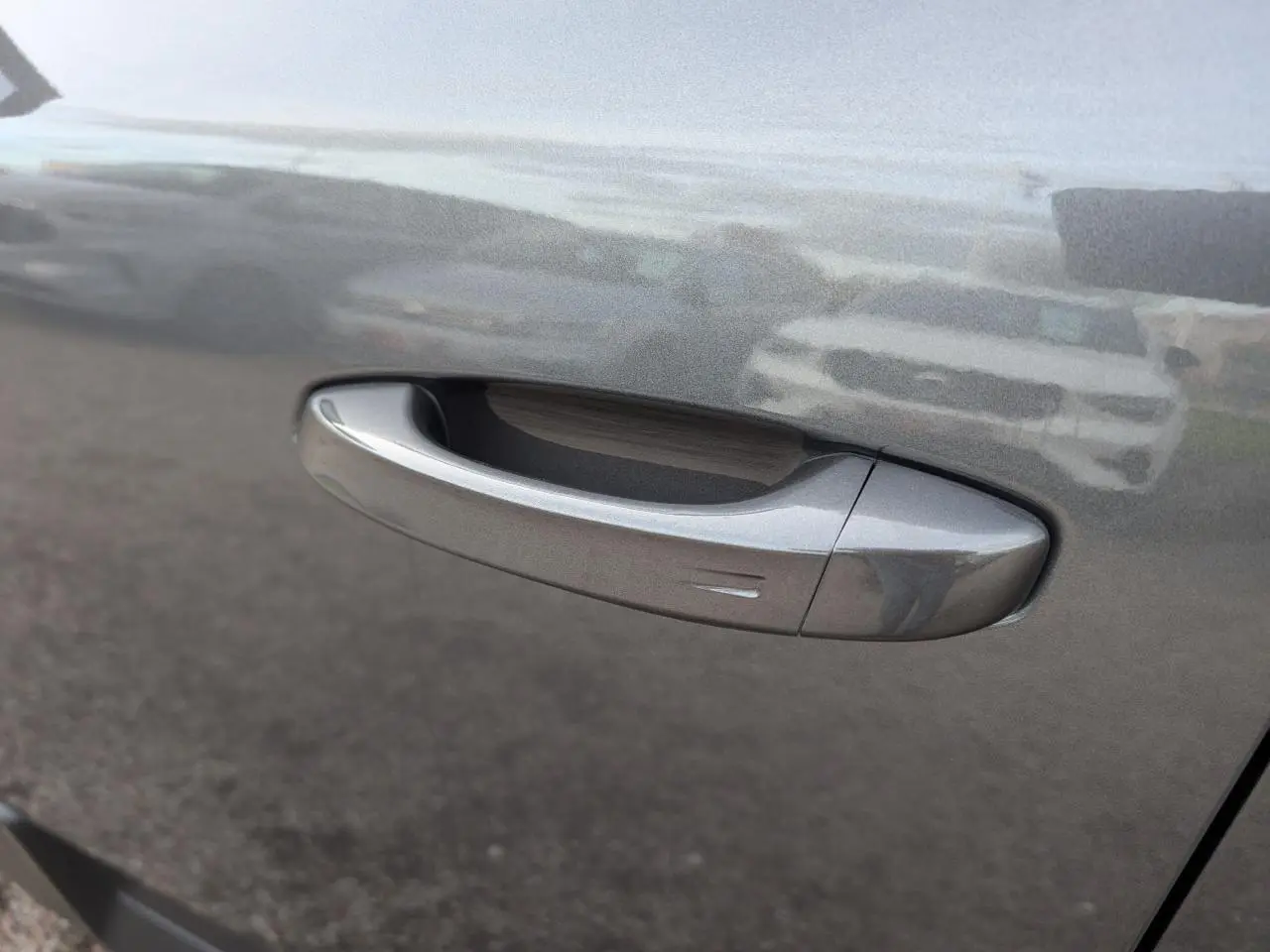 Poignée de porte côté gauche gris métallisé du Citroën C5 Aircross 2026 en gros plan.