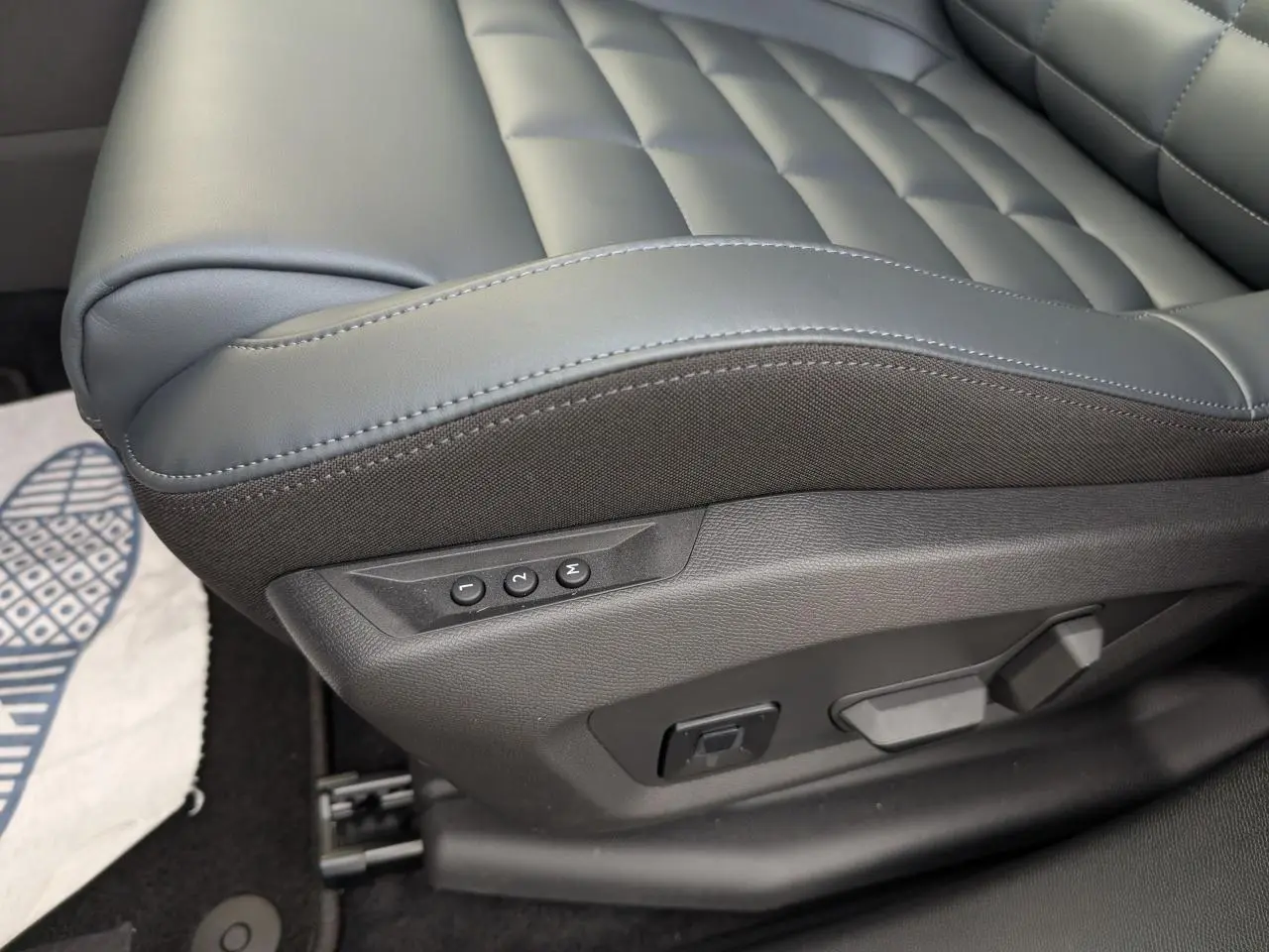 Gros plan sur le siège conducteur gris du Citroën C5 Aircross 2026 avec commandes électriques de réglage mémoire.