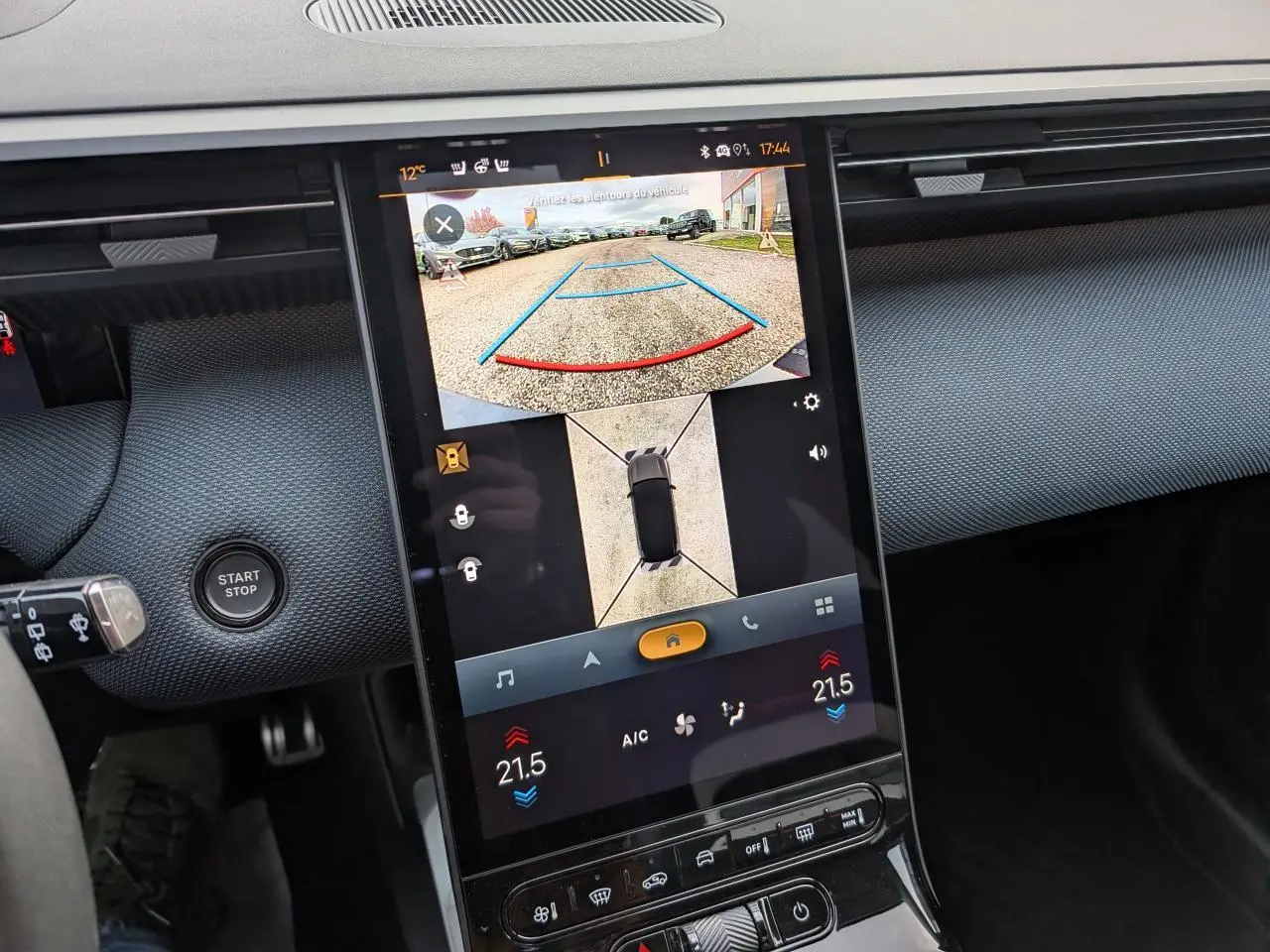 Vue rapprochée de l’écran central tactile vertical affichant la caméra de recul du Citroën C5 Aircross gris.