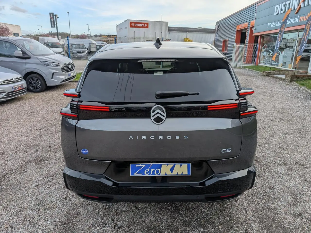 Vue arrière d'un Citroën C5 Aircross gris 2026 avec feux arrière LED horizontaux et logo chromé central.