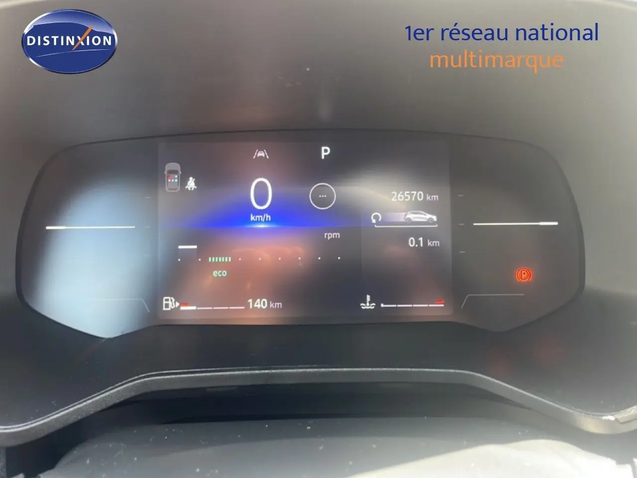 Tableau de bord numérique de Renault Clio 2025, affichant vitesse à 0 km/h et 26 570 km au compteur.