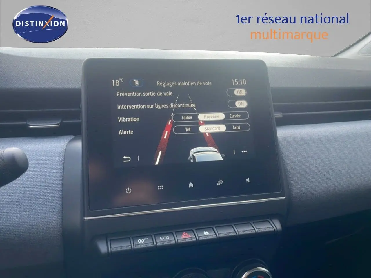 Écran tactile central de la Renault Clio blanche 2025 affichant les réglages d’aide à la conduite, vue intérieure frontale.