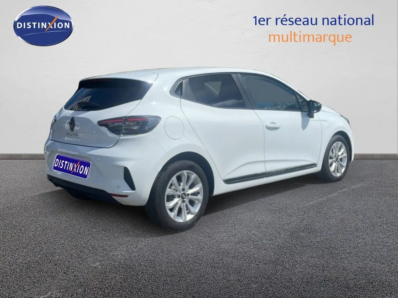 Renault Clio blanche vue 3/4 arrière droit, avec vitres teintées et jantes alliage 16 pouces.