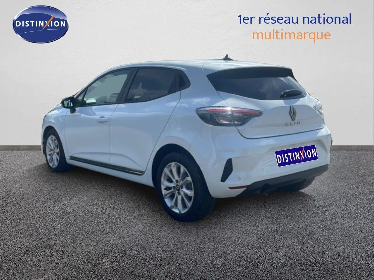 Renault Clio blanche vue 3/4 arrière droit, avec vitres teintées et jantes alliage 16 pouces.