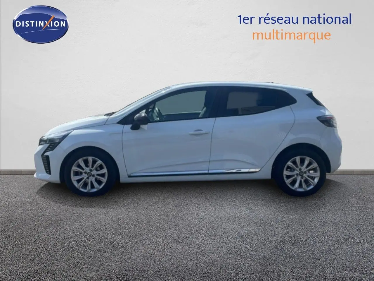 Profil droit d'une Renault Clio blanche 2025, compacte avec jantes alliage et lignes épurées, sur fond neutre.