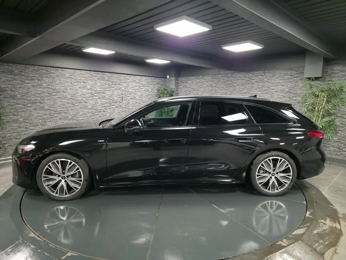 Audi A5 Avant noir vue de profil côté gauche, avec jantes 19 pouces et finitions S line visibles.