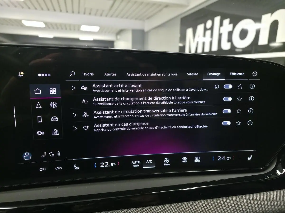 Écran tactile intérieur de l'Audi A5 Avant 2025 affichant les assistants de conduite et la climatisation à 22,5°C côté gauche.