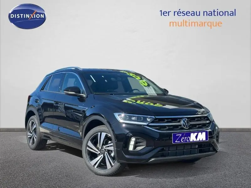 Volkswagen T-Roc noir intense nacré en 3/4 avant droit avec jantes alu et calandre R-Line visible.