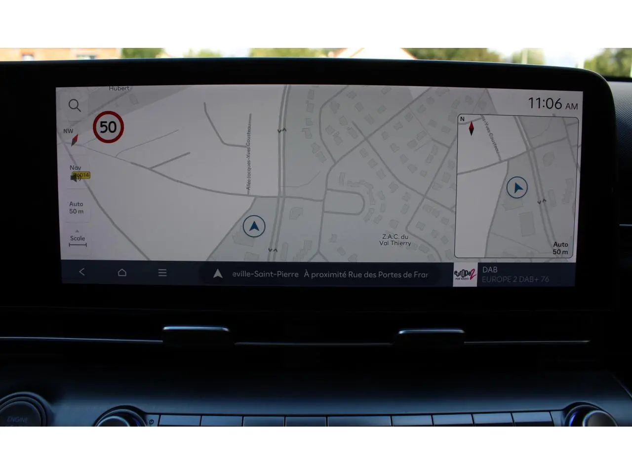 Écran tactile 12,3 pouces du Hyundai Kona 2024 affichant la navigation et la radio DAB, vue intérieure frontale.