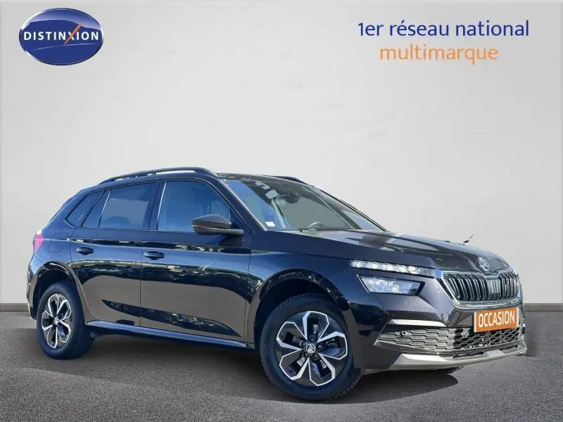 SKODA KAMIQ noir en 3/4 avant droit, mettant en valeur la calandre chromée et les jantes alliage distinctives.