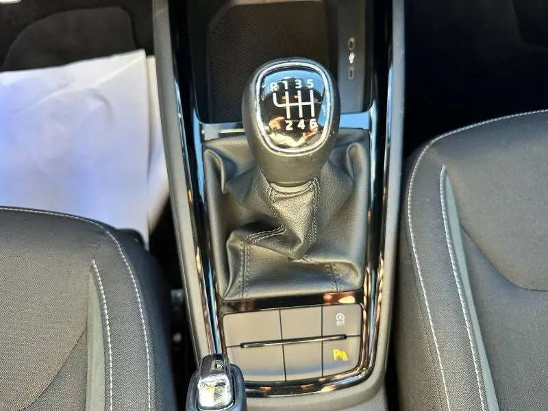 Le levier de vitesse manuel noir du Skoda Kamiq 2020, vu de dessus entre les sièges avant gris.