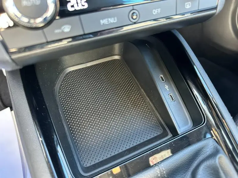 Gros plan sur la console centrale noire du Skoda Kamiq 2020 avec zone de recharge et ports USB-C visibles.